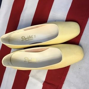 Dyeables Womens Slipons Cream/Yellow 6 1/2 B